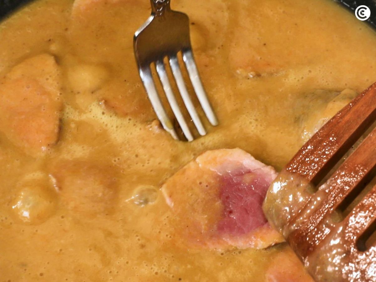 Cocinar el solomillo de cerdo en la salsa tradicional