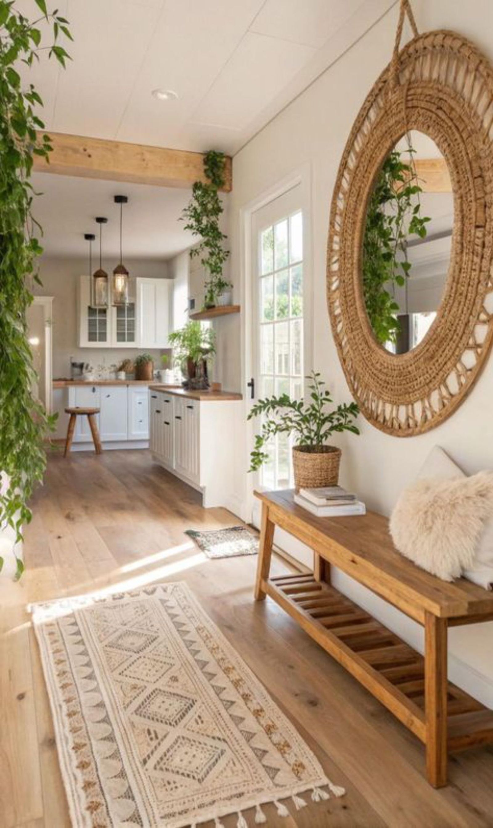 Recibidor de estilo boho con un espejo grande de fibras naturales. Recibidor de estilo boho con un espejo grande de fibras naturales.