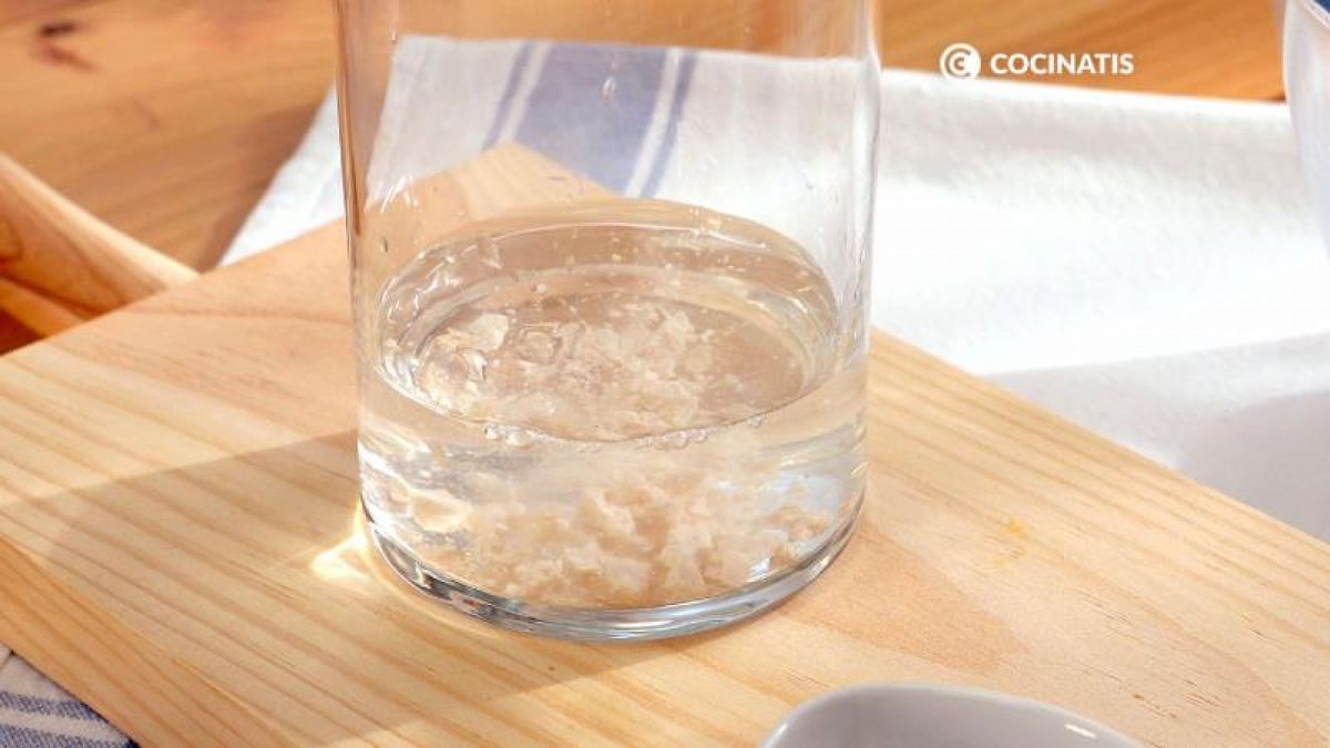 Diluye la levadura en un vaso de agua templada