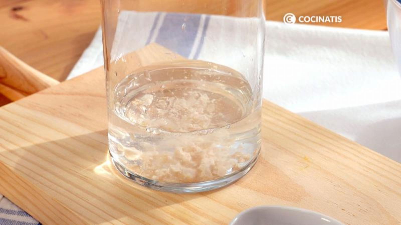 Diluye la levadura en un vaso de agua templada Diluye la levadura en un vaso de agua templada