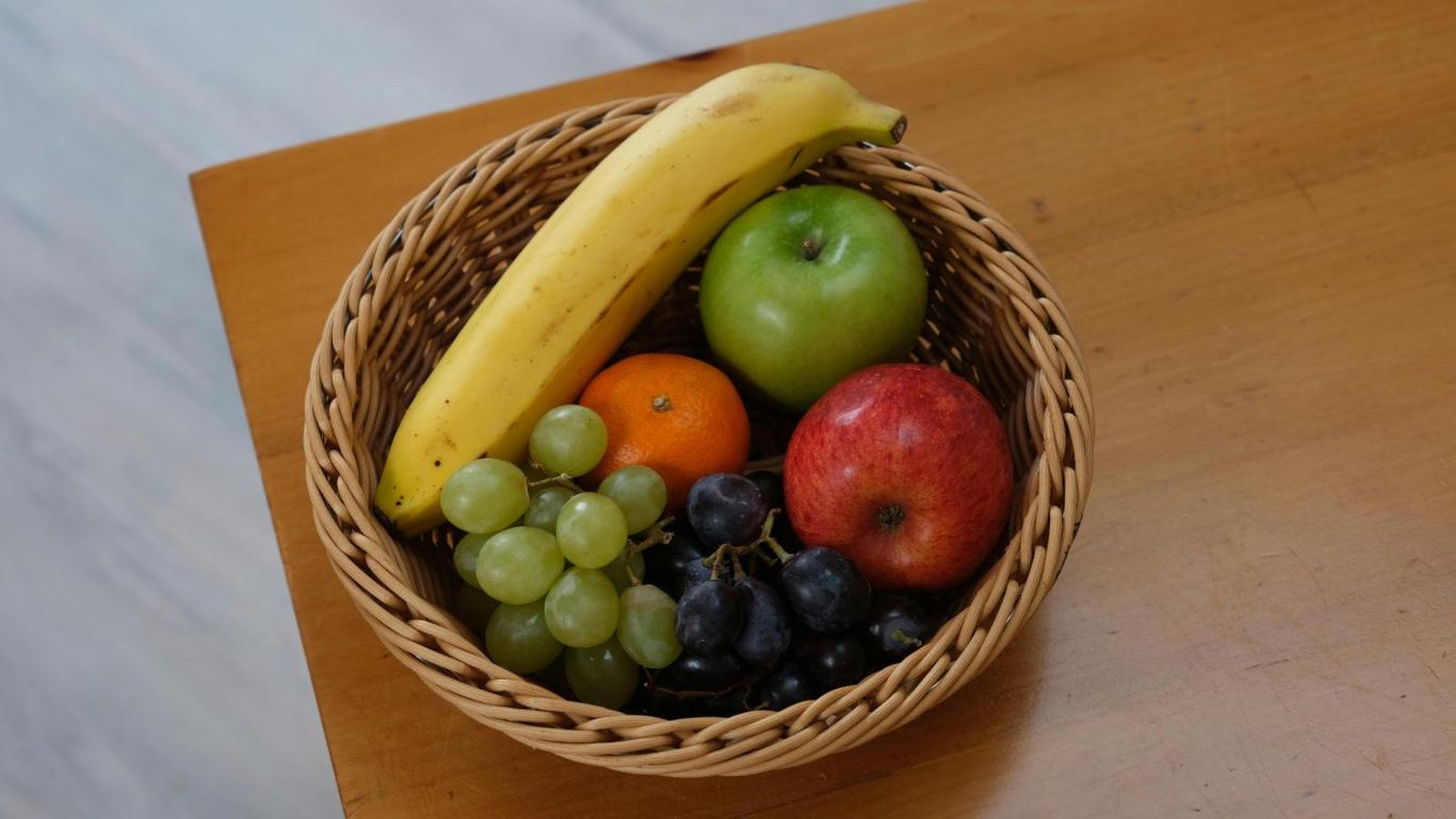 Frutero con diferentes frutas.