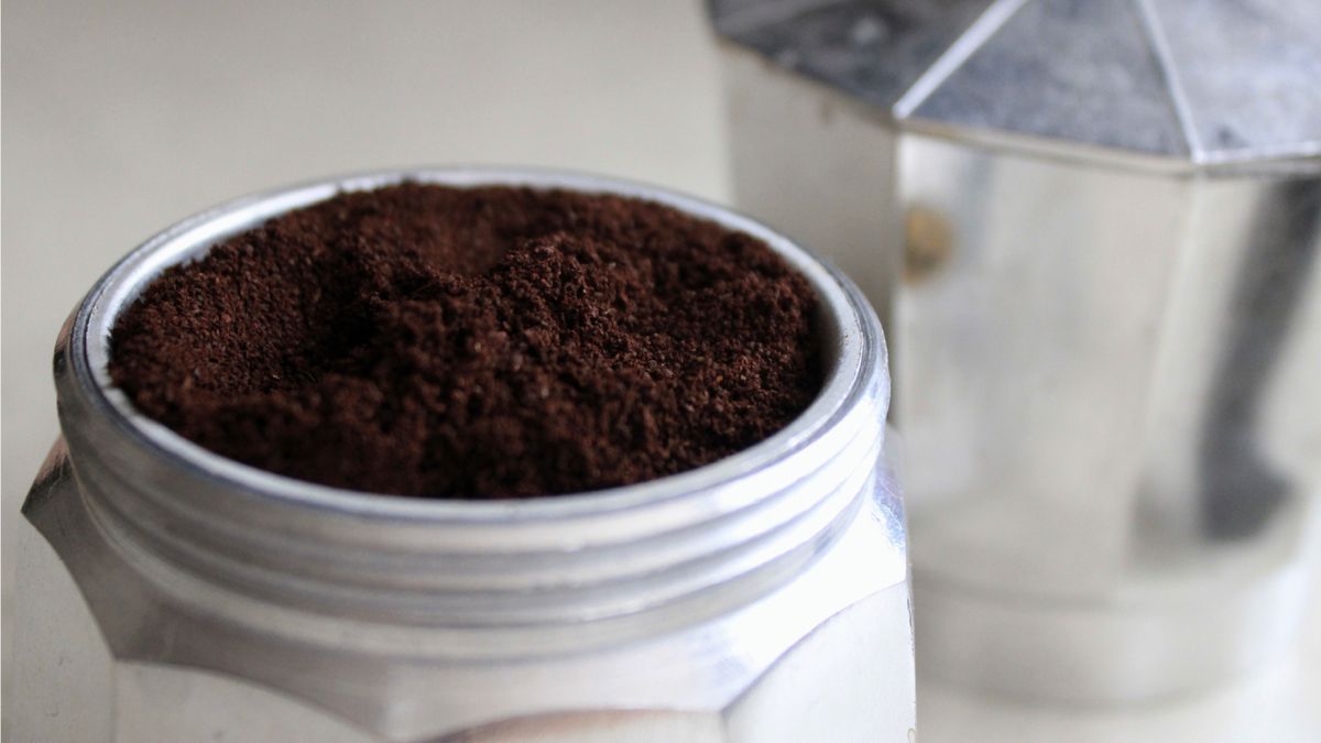 Café en la cafetera italiana sin compactar ni presionar