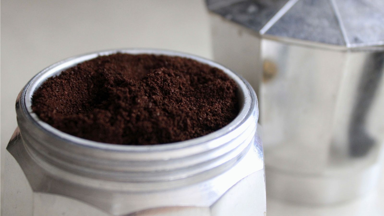 Café en la cafetera italiana sin compactar ni presionar
