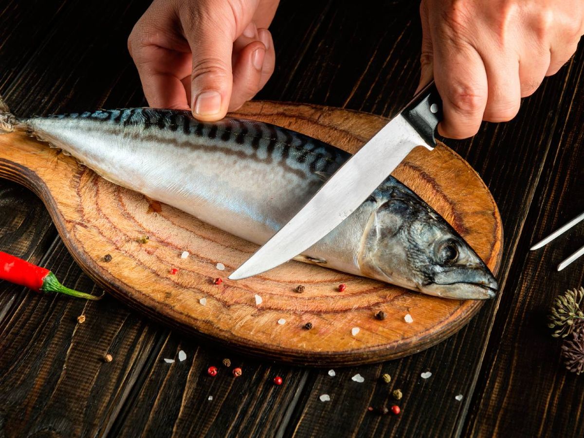 Al filetear sigue la línea de la espina central con el cuchillo