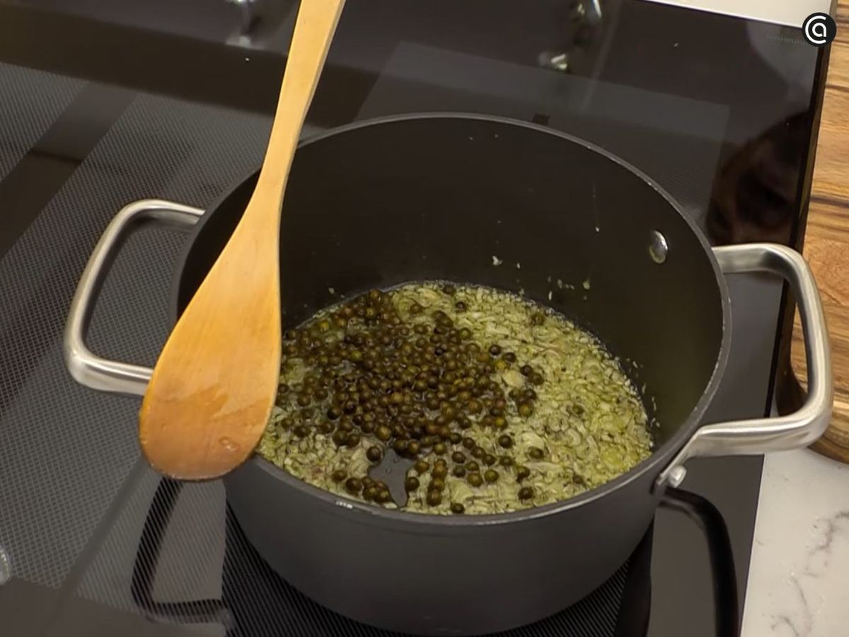 Incorpora la pimienta verde