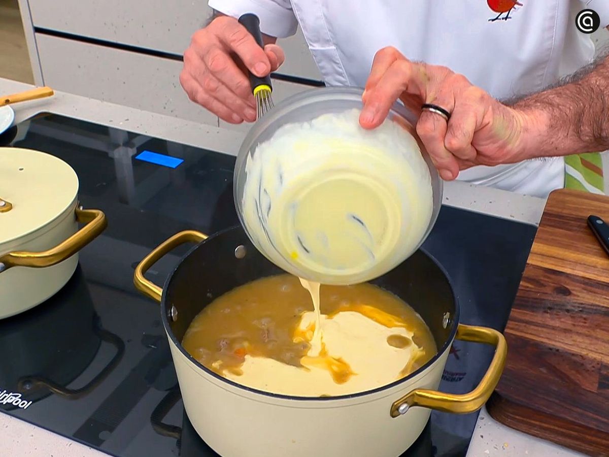 Dale el toque de nata y yema a la salsa blanqueta de la ternera