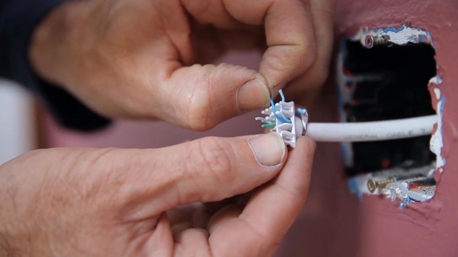 Cómo conectar una toma de red RJ45 paso 5 Cómo conectar una toma de red RJ45 paso 5