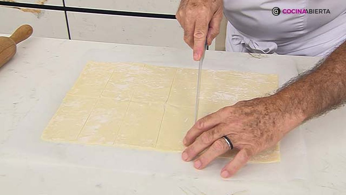 KARL70180322 receta pastelitos hojaldre pinones paso 2
