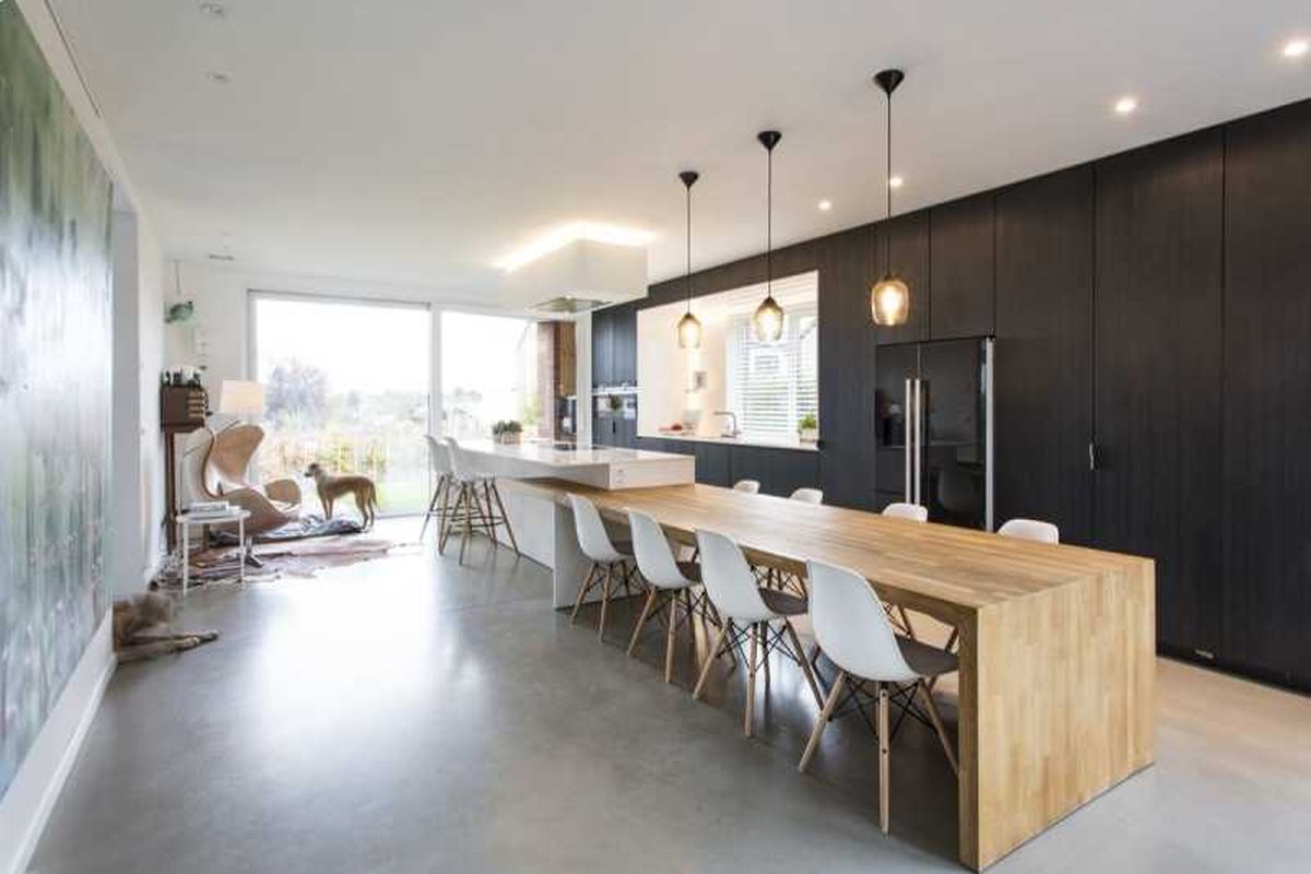 Cocina con suelo de microcemento.