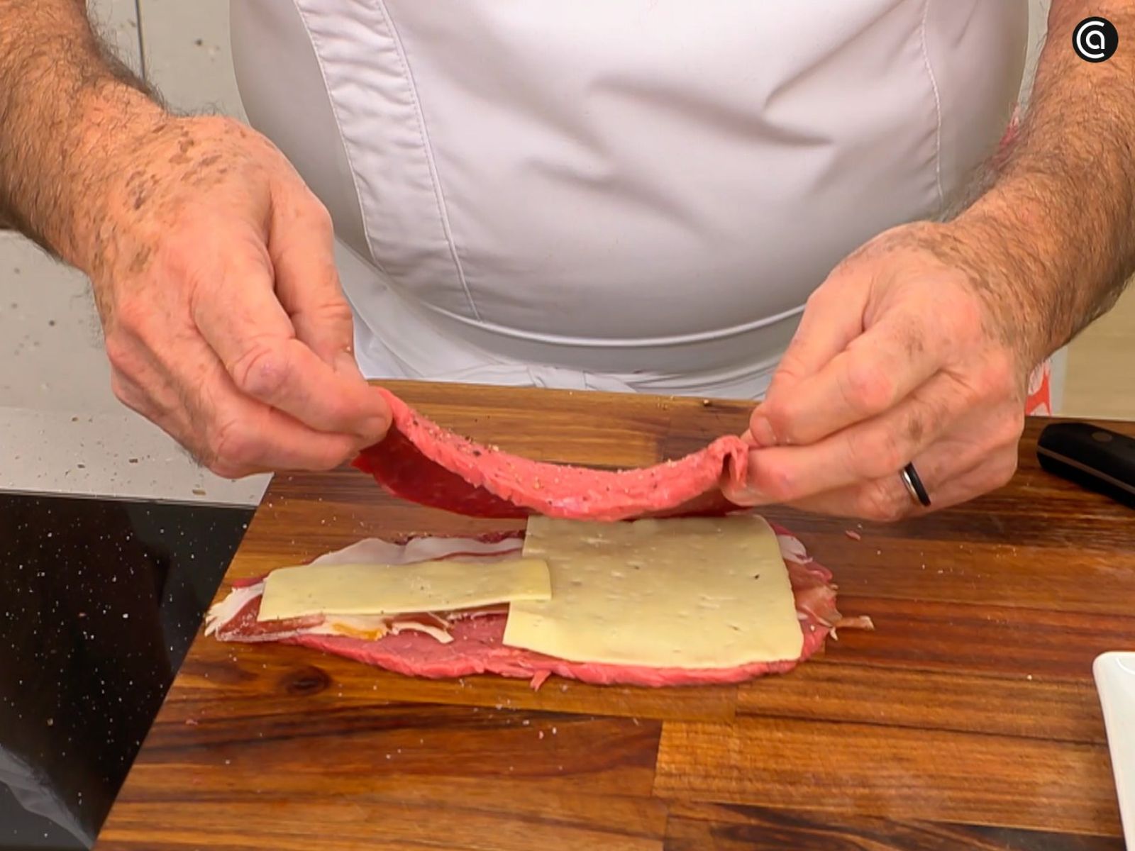 Introduce en cada filete una loncha de jamón y otra de queso