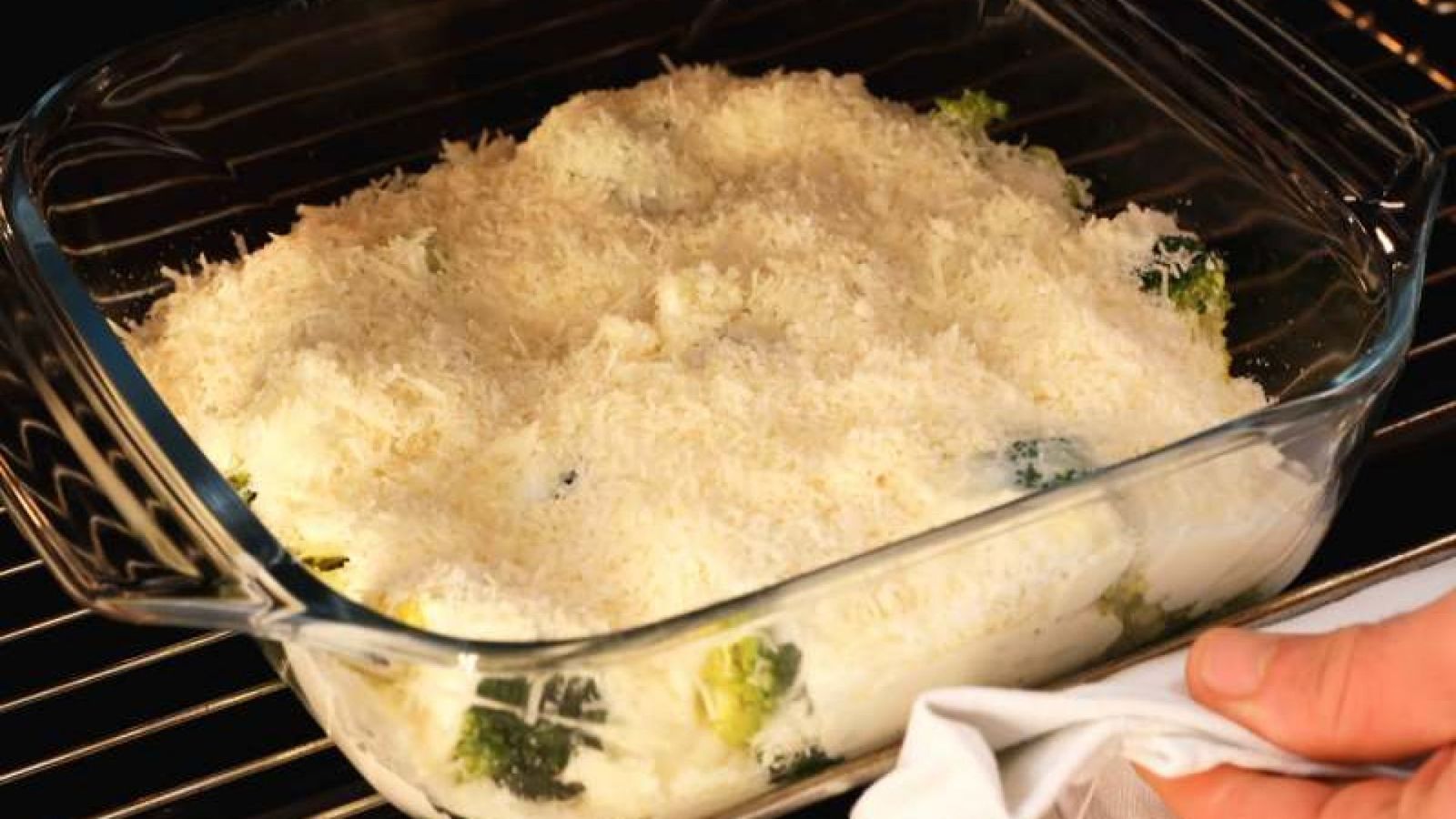 Cocinar el brócoli gratinado bajo el grill a alta temperatura permite que el queso se derrita y forme una deliciosa corteza dorada Cocinar el brócoli gratinado bajo el grill a alta temperatura permite que el queso se derrita y forme una deliciosa corteza dorada