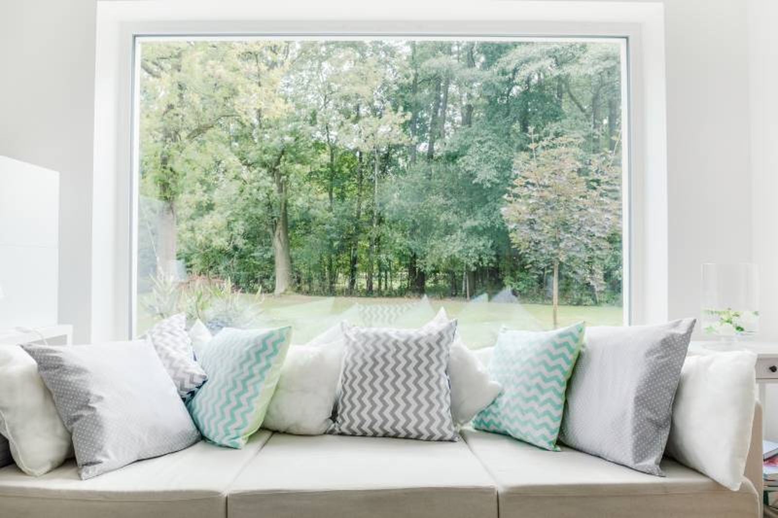 Sofá junto a la ventana con vistas al bosque. Sofá junto a la ventana con vistas al bosque.