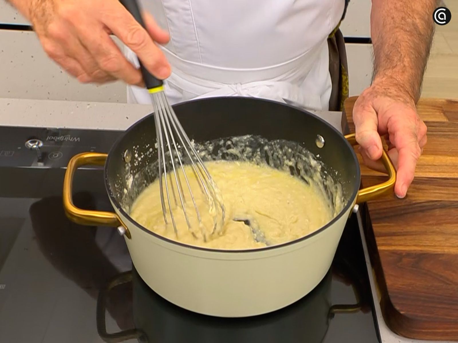 Mezcla los ingredientes y prepara la masa para formar los buñuelos