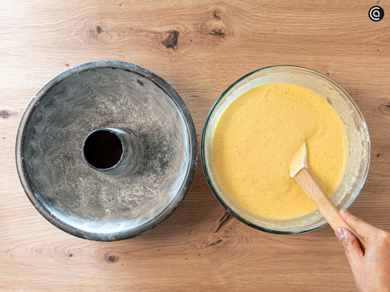 Engrasa bien el molde y cúbrelo con una fina capa de harina