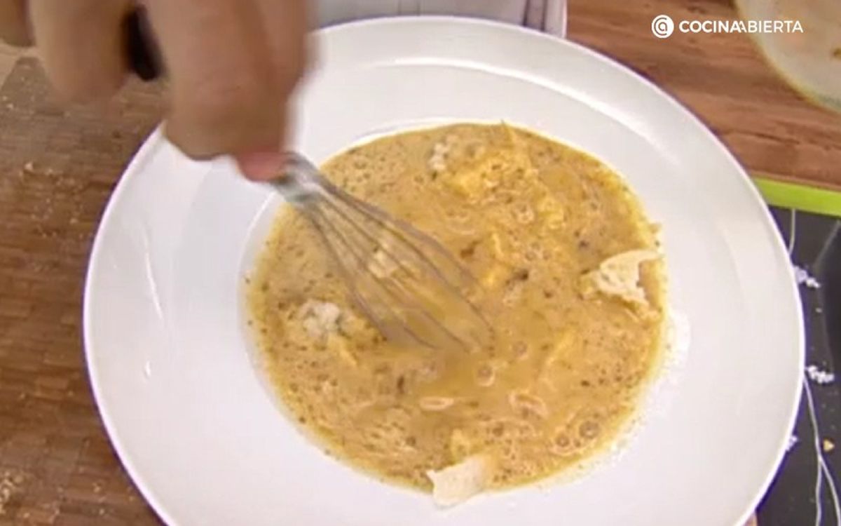 Mezcla bien la miga de pan con los huevos batidos con canela