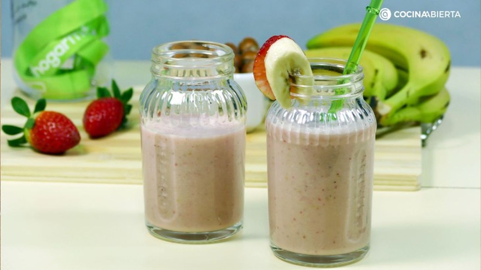Batido casero de fresas y plátano, con leche de almendras Batido casero de fresas y plátano, con leche de almendras