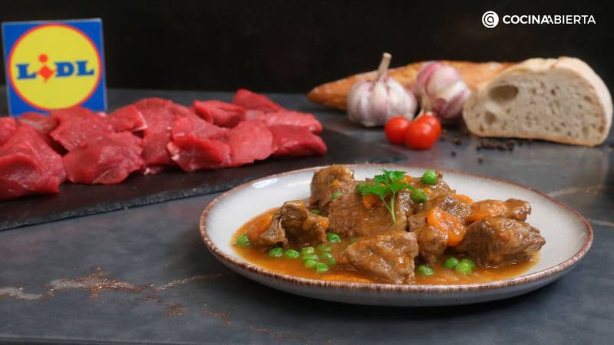 Sirve el estofado de carne a la jardinera