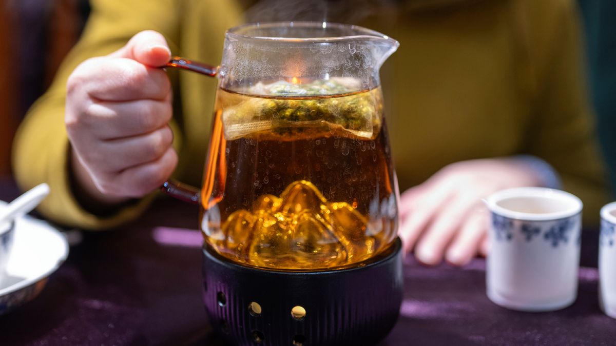 Bebida caliente elaborada con hierbas tradicionales, servida como parte del consumo cotidiano.