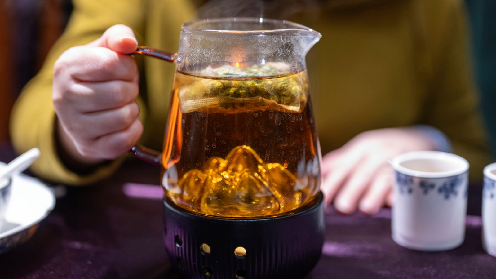 Bebida caliente elaborada con hierbas tradicionales, servida como parte del consumo cotidiano.
