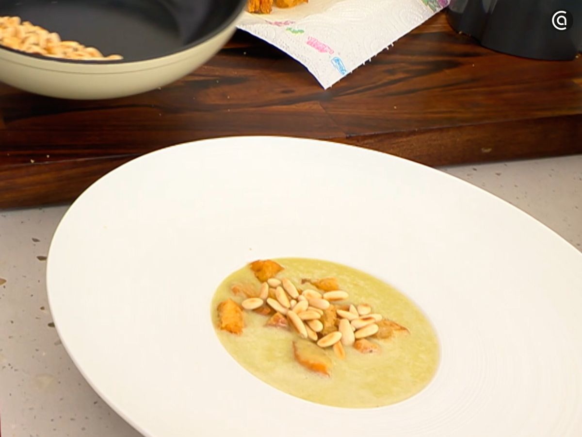 Corona la crema de acelgas con costrones y piñones tostados