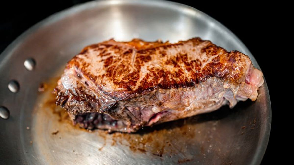 Entrecot en sartén de acero inoxidable