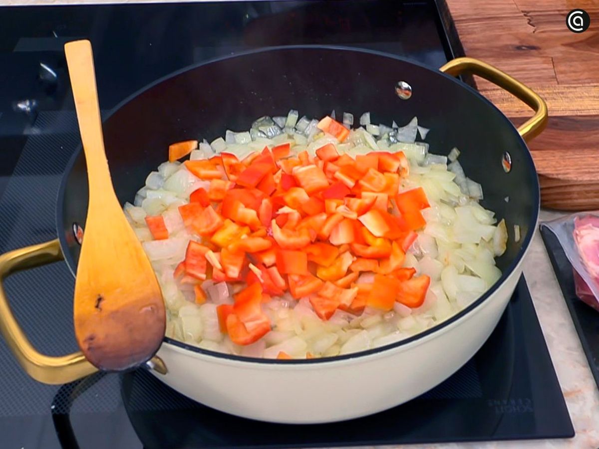 Pochar la cebolla y el pimiento para el pisto