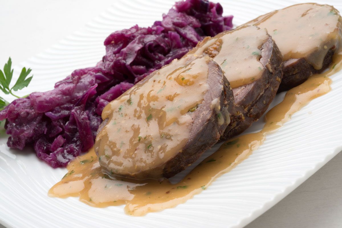 Ternera rellena con lombarda, manzana y bacon