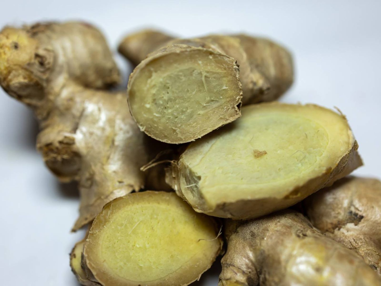 Raíz de jengibre con signos de deterioro: textura seca, color apagado y aspecto fibroso en el interior. Raíz de jengibre con signos de deterioro: textura seca, color apagado y aspecto fibroso en el interior.