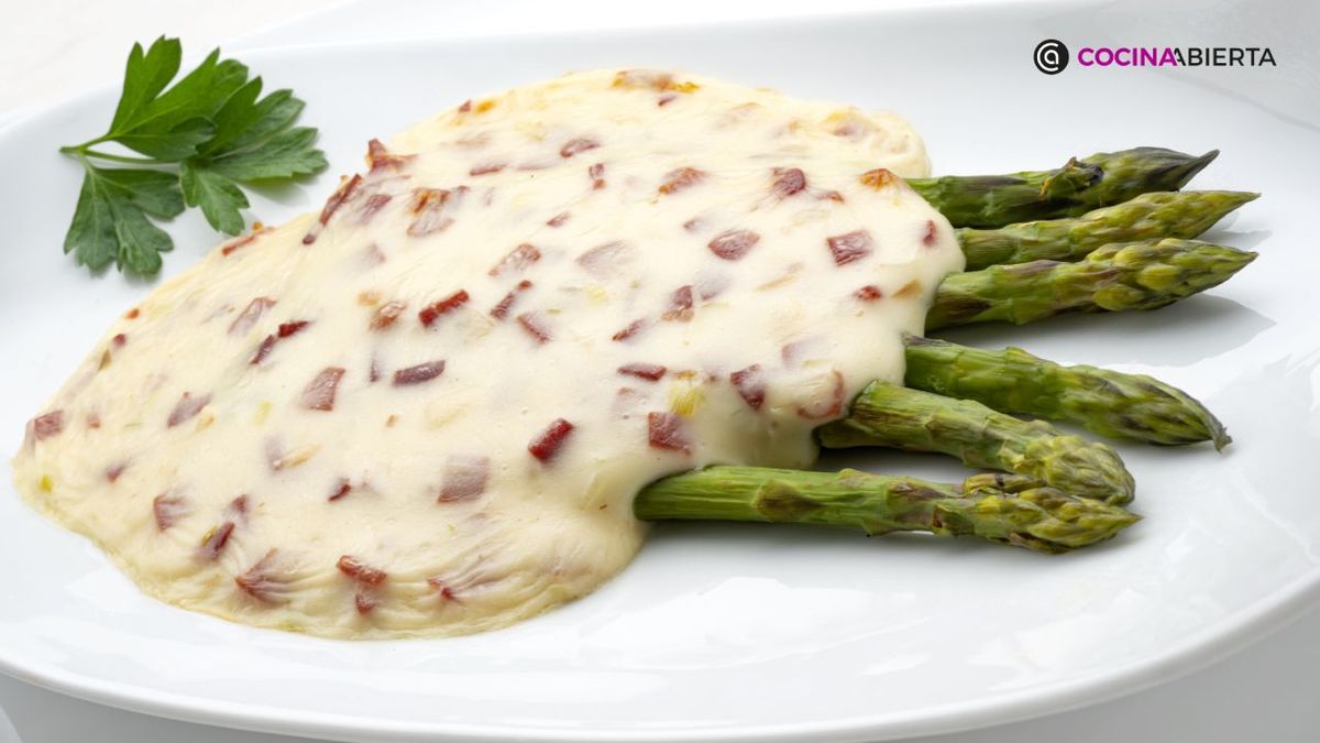 Espárragos verdes con bechamel de jamón 