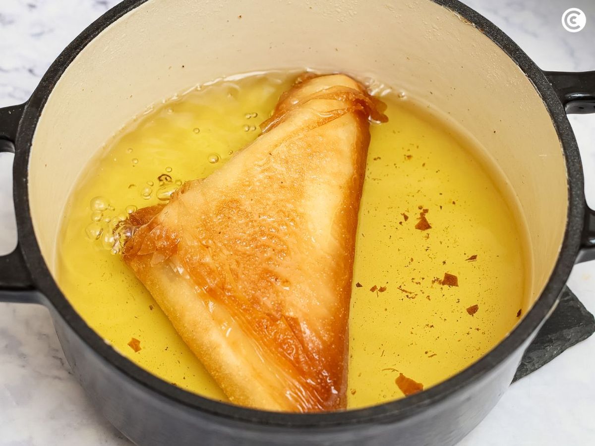 Freír las samosas vegetales