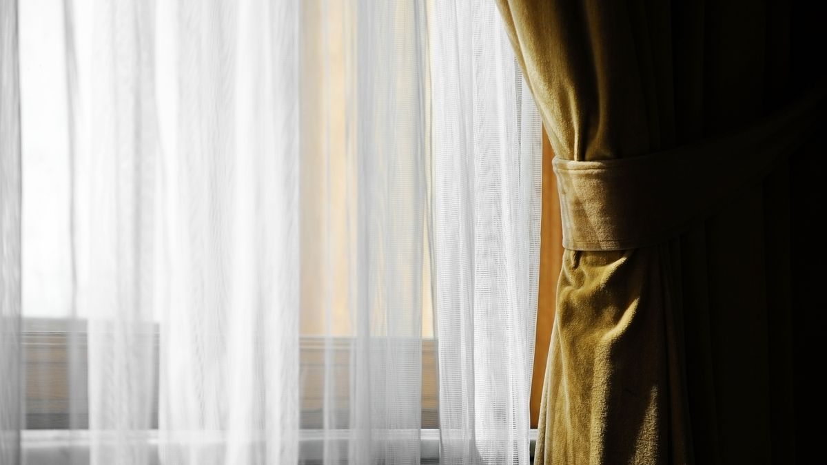 Las cortinas de terciopelo son muy pesadas y agradables al tacto