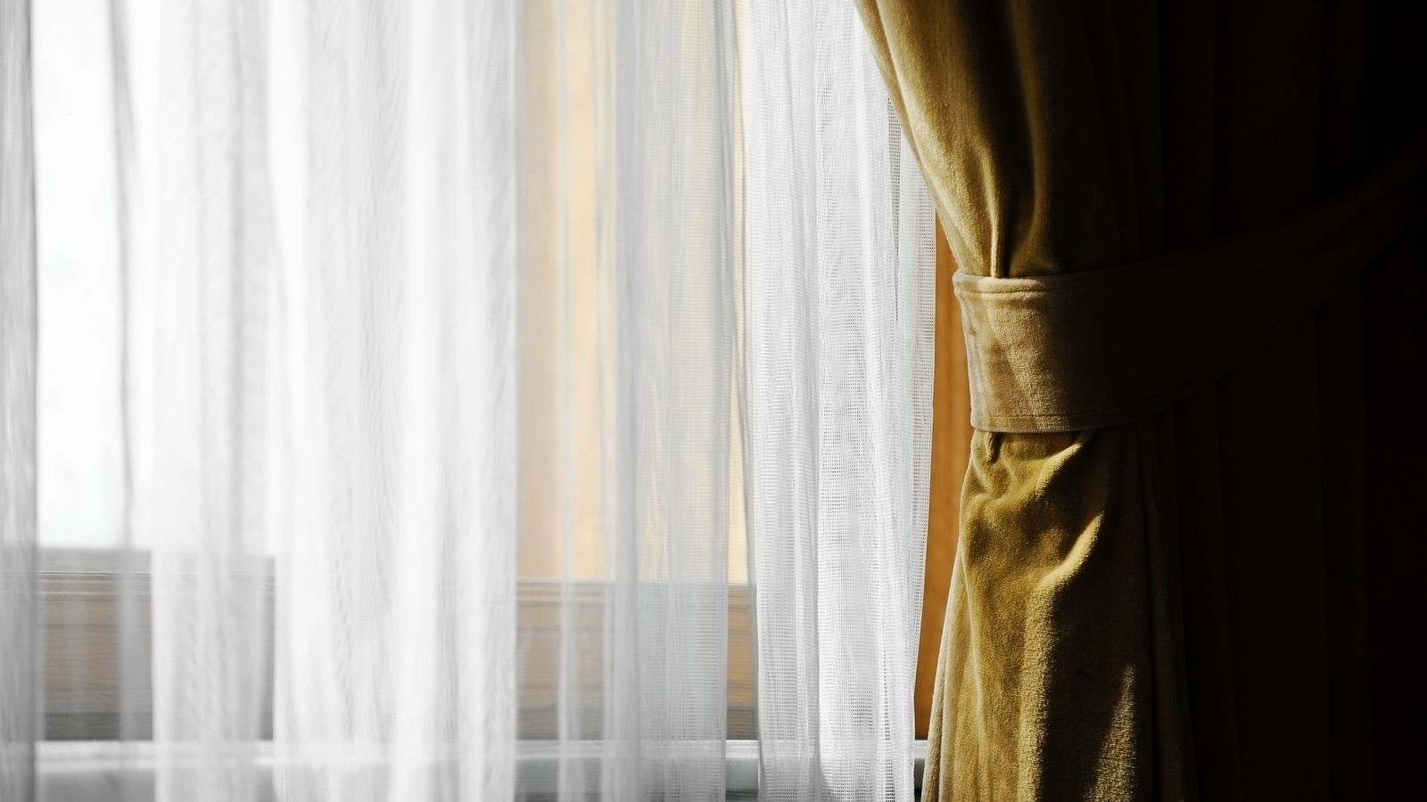 Las cortinas de terciopelo son muy pesadas y agradables al tacto