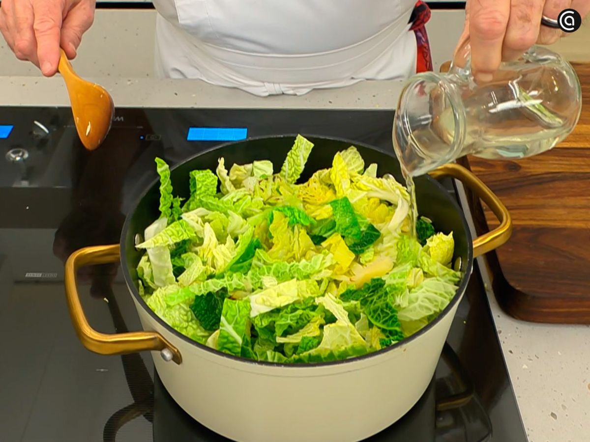 Corta el repollo en juliana, añádelo a la cazuela y cocina con vino blanco