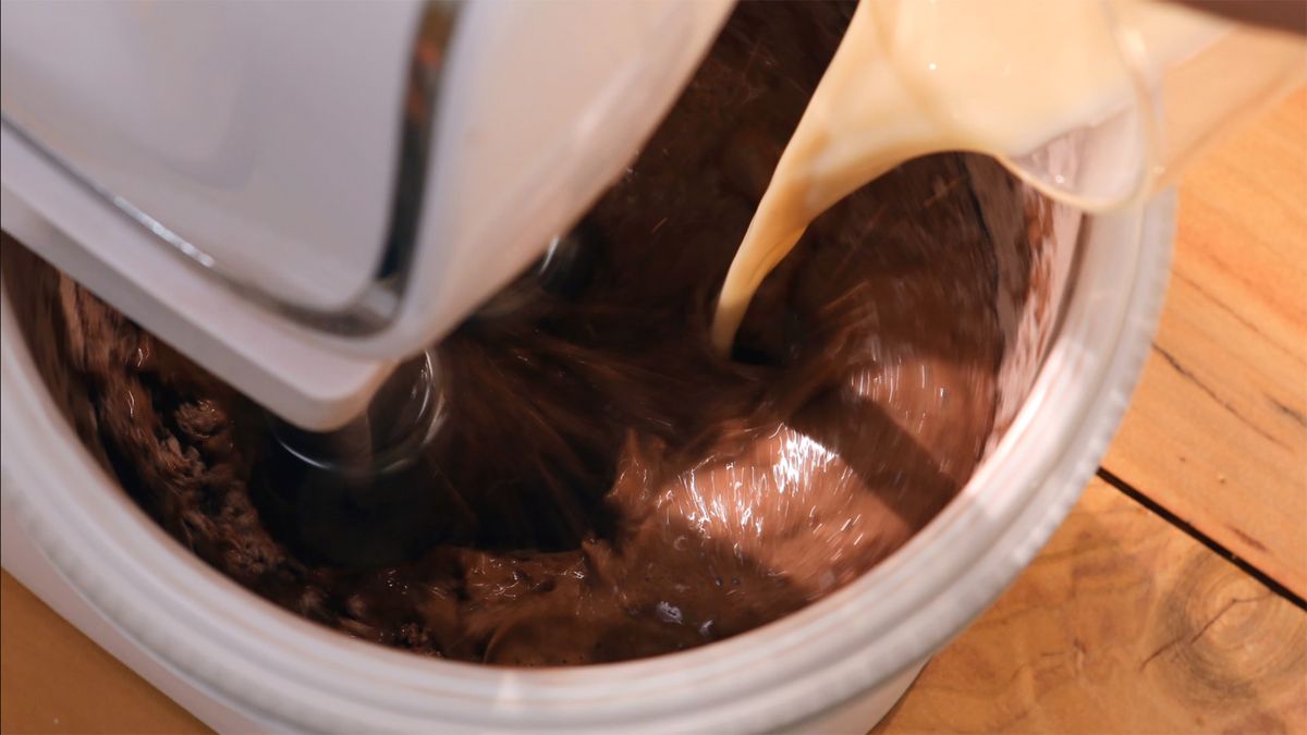 Combina los ingredientes secos y húmedos para crear una masa