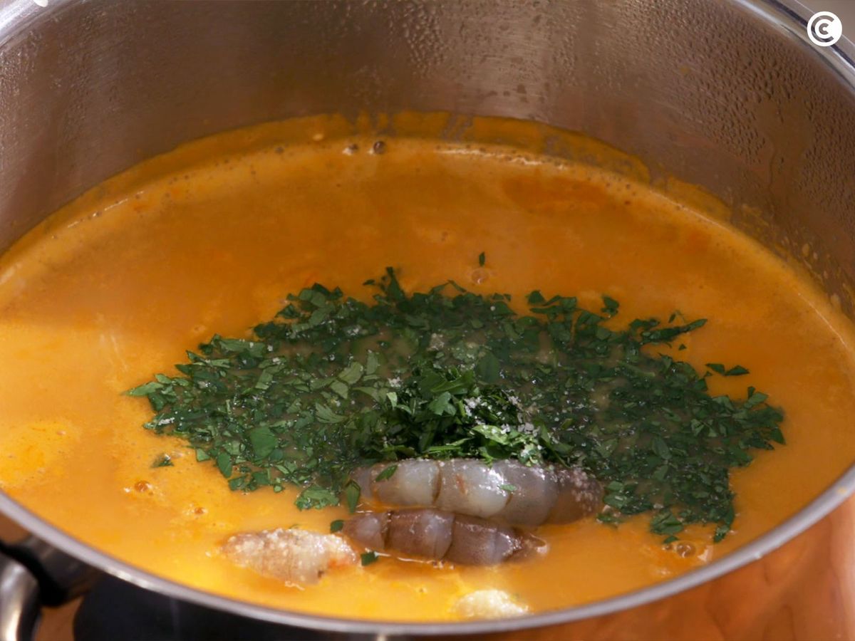 Cocer el marisco en la sopa de pescado