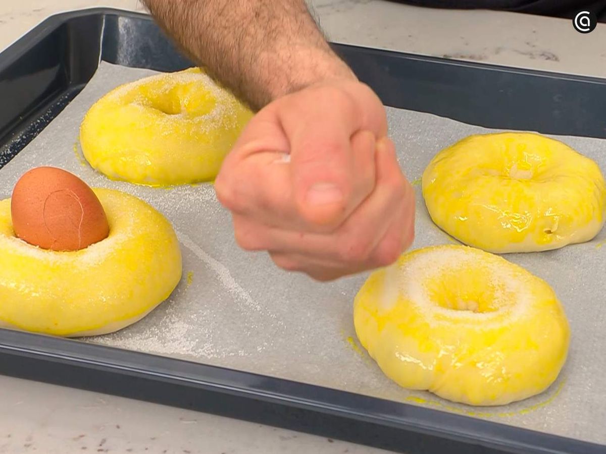 Incorpora el huevo cocido y espolvorea azúcar