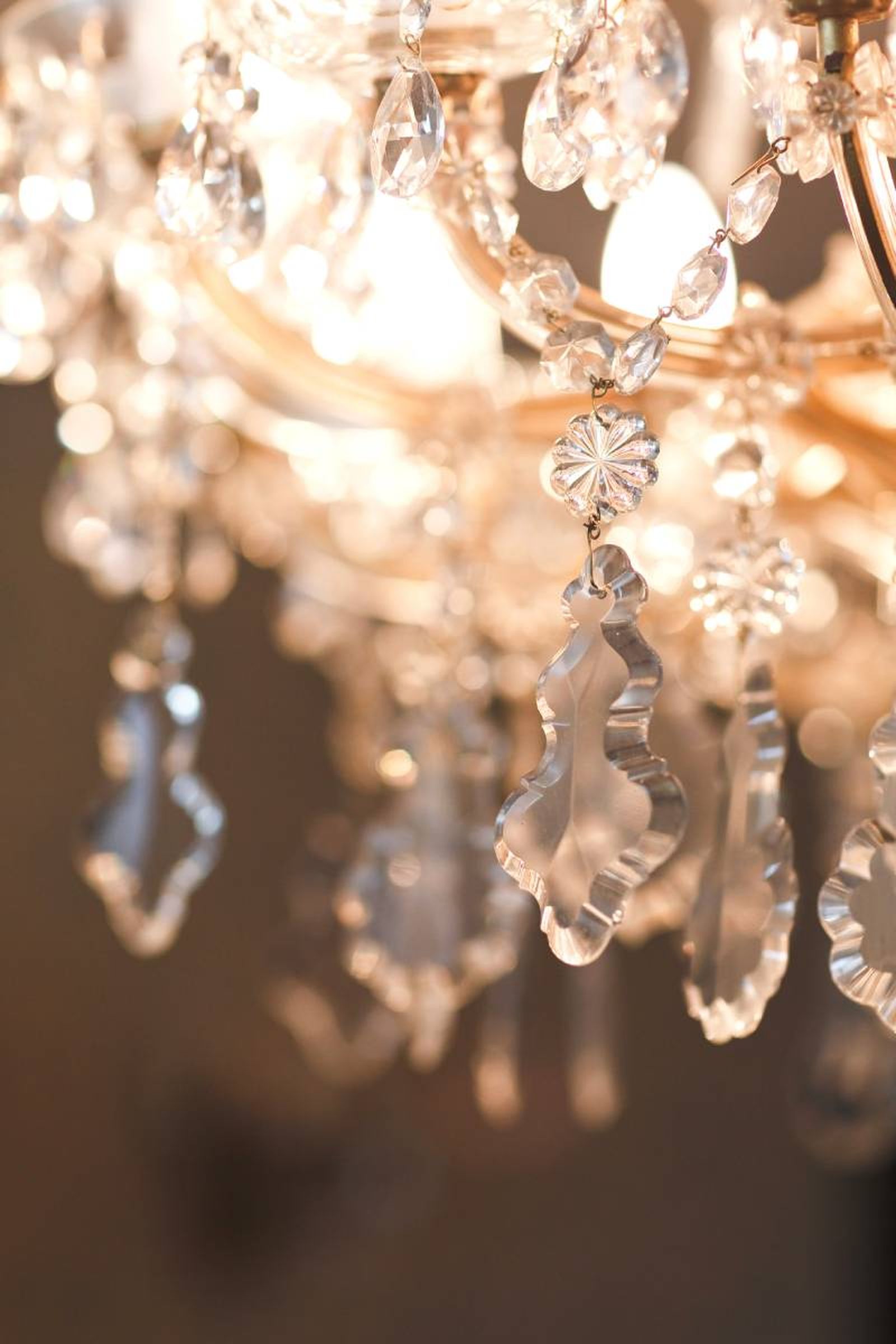 Lámpara de lágrimas de cristal elegante. Lámpara de lágrimas de cristal elegante.