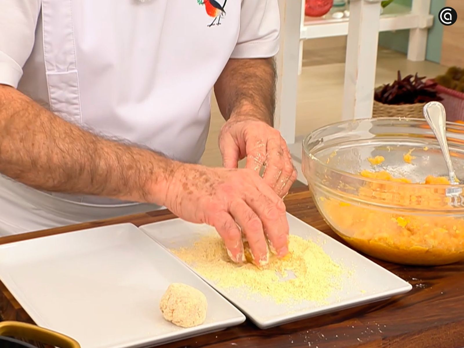 Pasa las albóndigas de pollo por harina de garbanzos