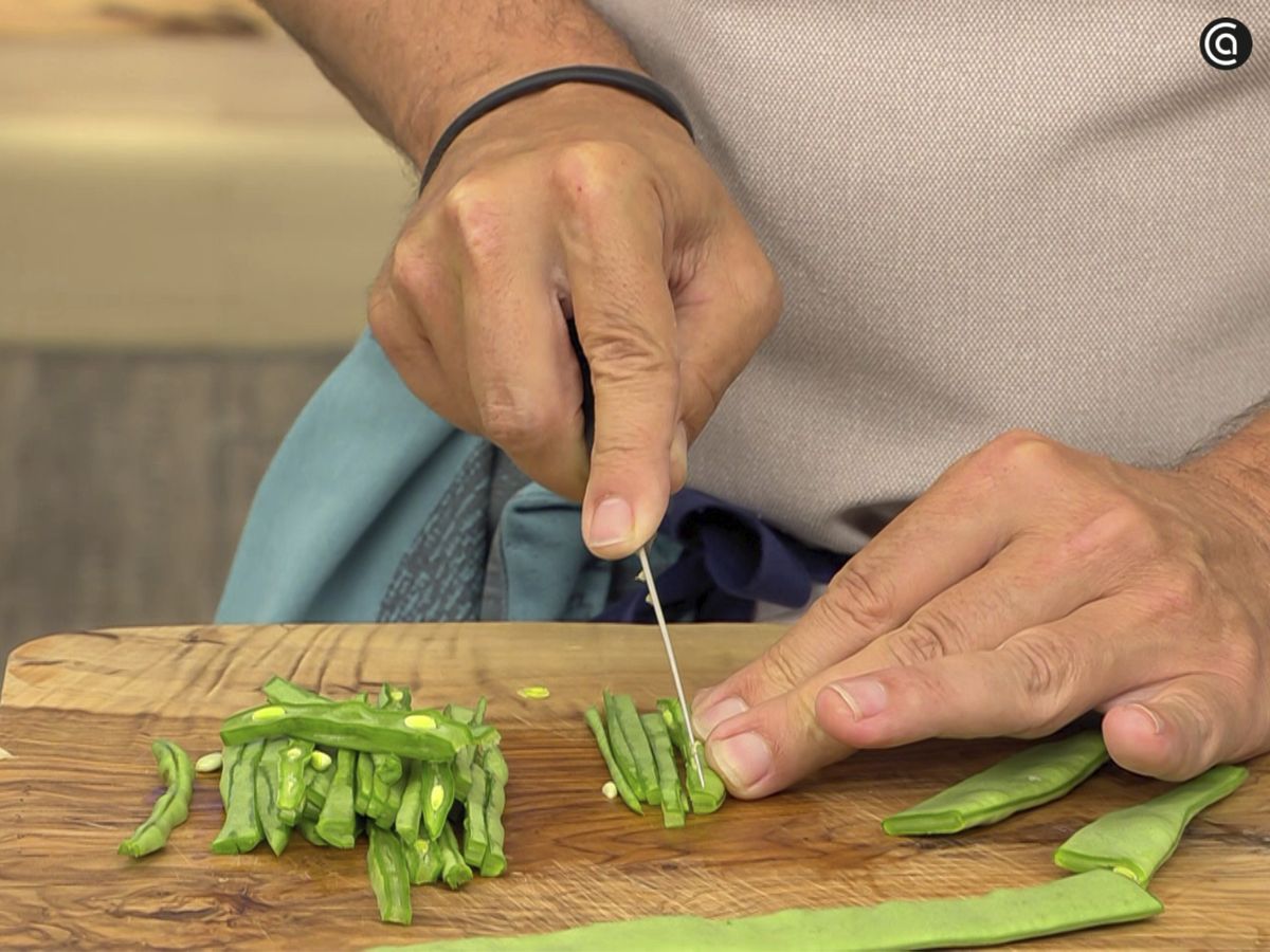 Manel Fuentes cortando las judías verdes en Cocina Abierta