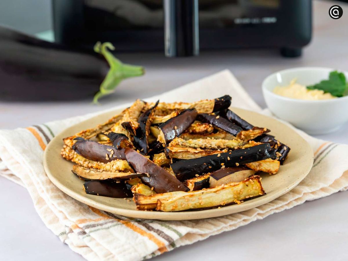 Sirve las berenjenas hechas en la freidora de aire