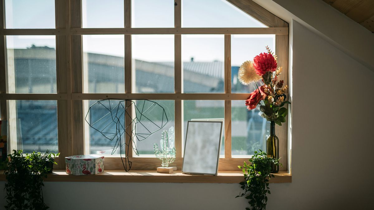 Las obras de arte o fotografías también pueden perder color o deformarse con los rayos UV