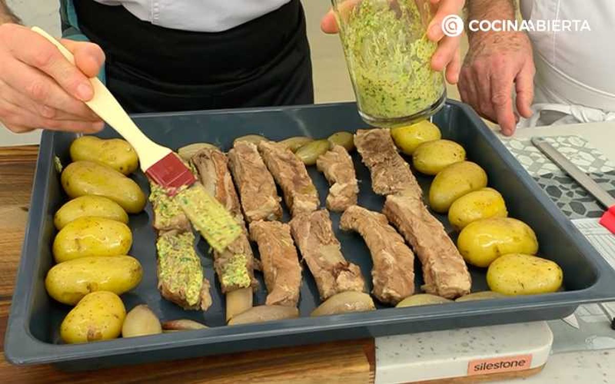 Unta las costilla de cerdo con salsa