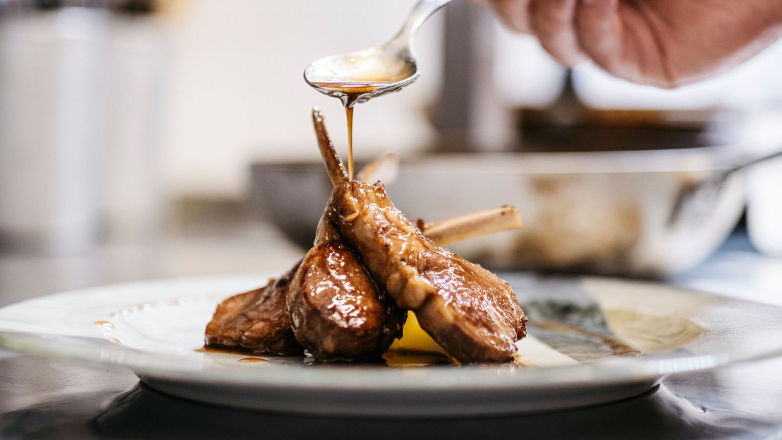 Servir la carne con una salsa recién hecha eleva la presentación y potencia su sabor.
