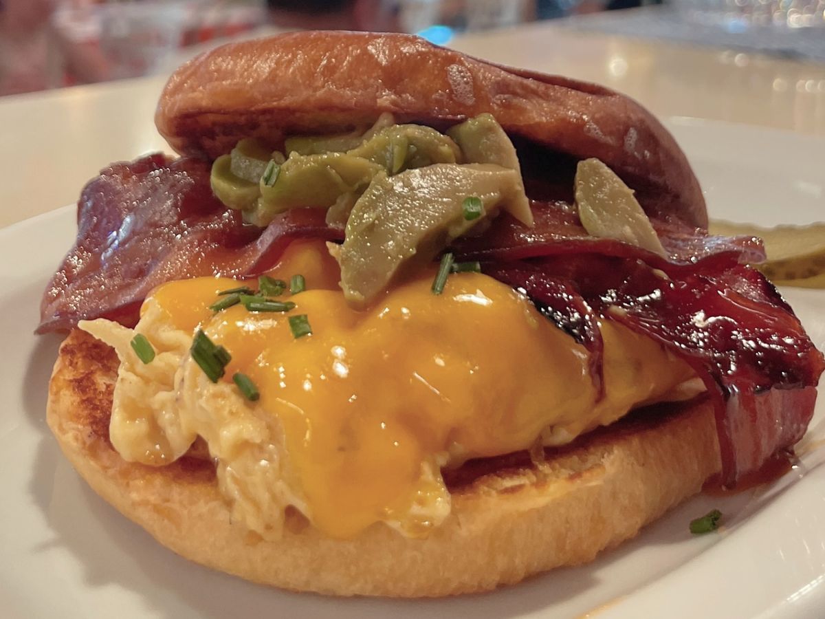 La desayunaria en Madrid con su nueva propuesta: breakfast Roll con huevo revuelto, bacon, queso y aguacate.