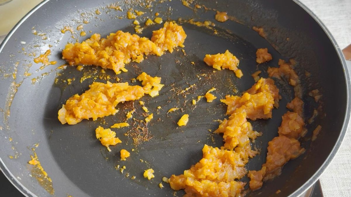 Sofrito para hacer la salsa de la merluza