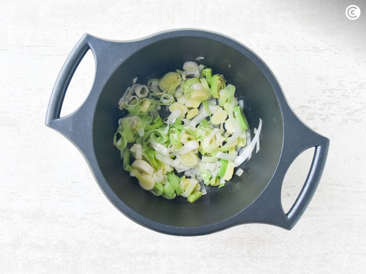Sofreír los puerros para la crema de puerros