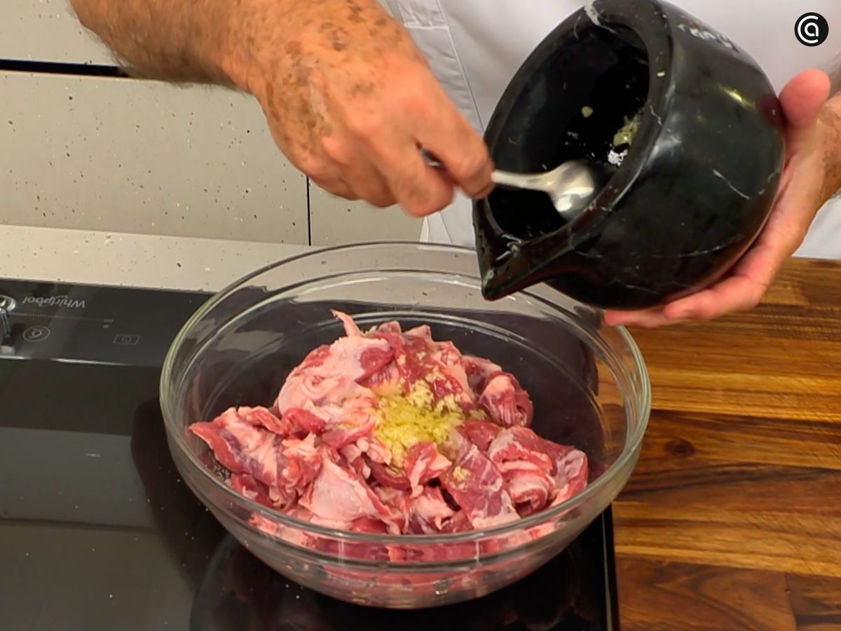 Sazona la carne con un majado de ajo, sal y aceite y déjala macerar