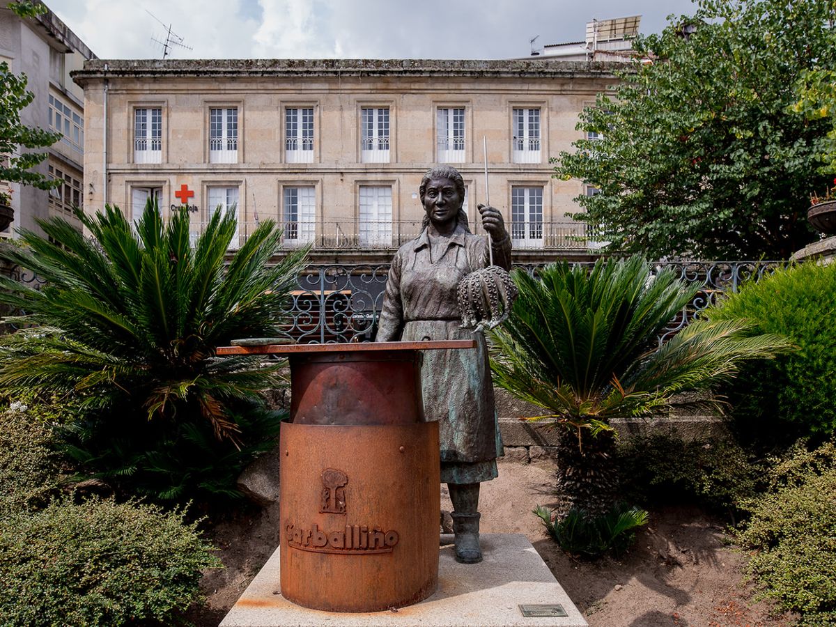 Escultura en homenaje a las pulpeiras, mujeres clave en la historia de la fiesta.