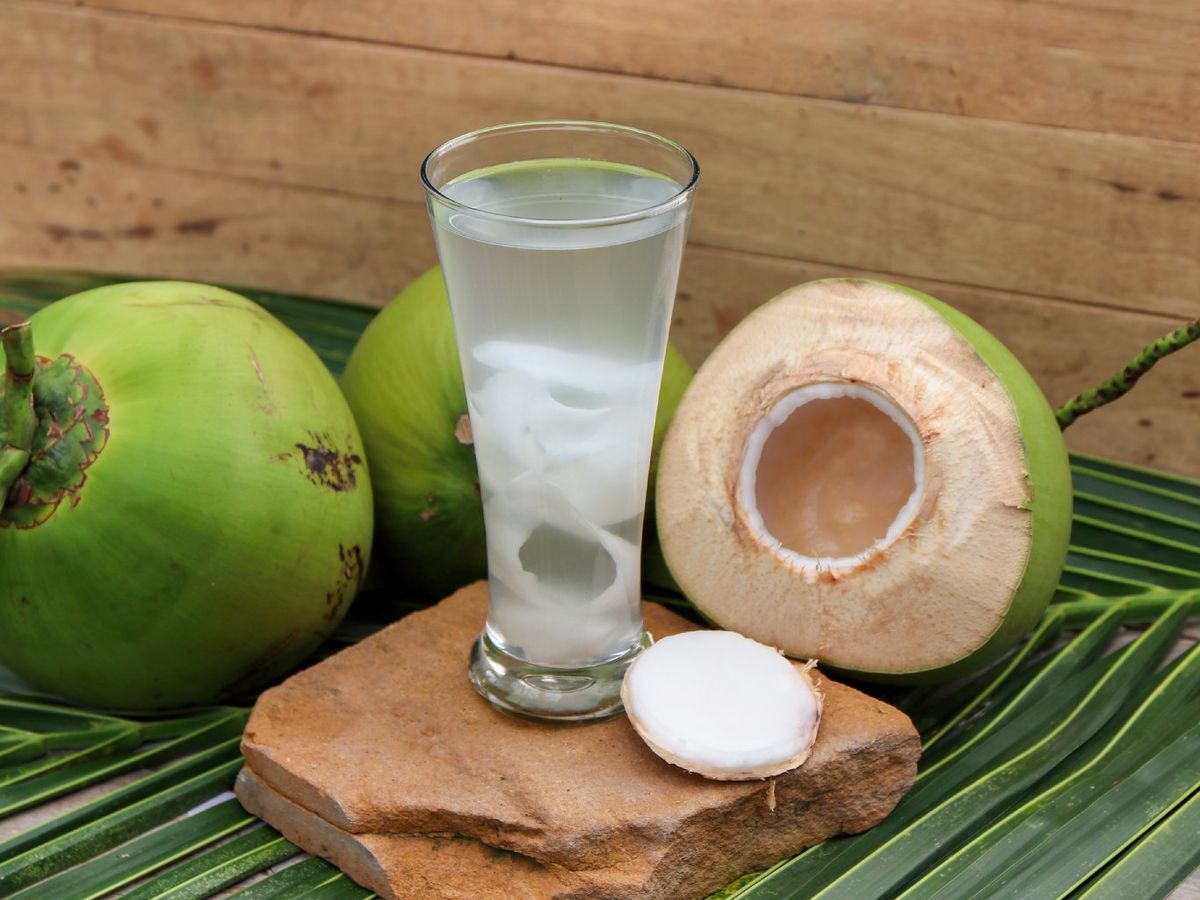 El agua de coco aporta electrolitos como potasio, magnesio y sodio