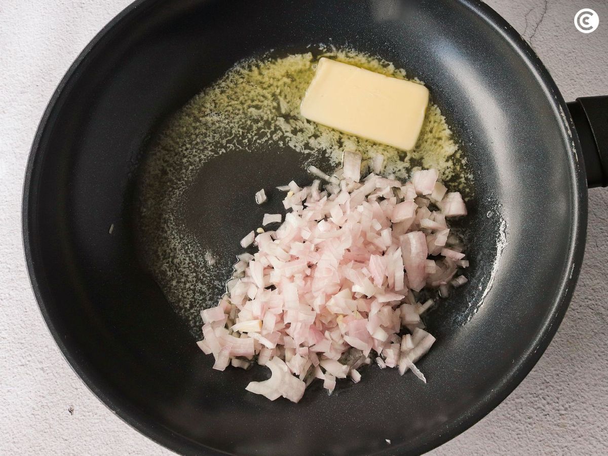 Pochar la cebolla con mantequilla para el omurice